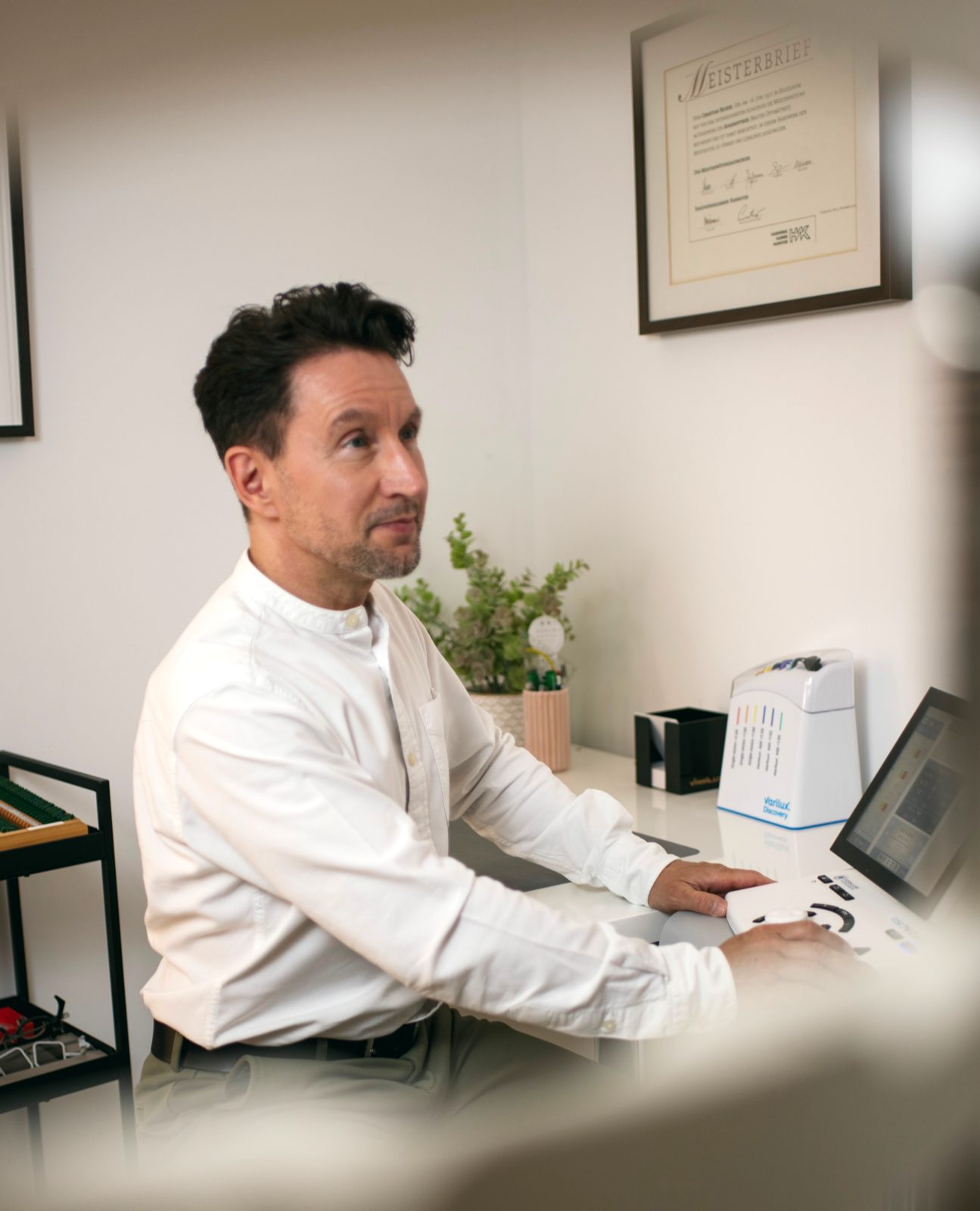 Christian Becker, Augenoptikermeister und Master Optometrist, bei der Messung in Hildesheim